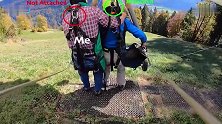 两小伙在瑞士滑翔,不料起飞后才发现忘了系安全绳,还好福大命大