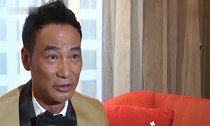 任达华冯提莫同框很有爱,单膝跪地看镜头,手缠绷带仍笑容灿烂
