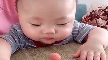 宝宝死死地盯着糖，小嘴巴馋的吧唧吧唧的，就是不知道用手！