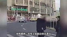 上海一路口骑行交警正等红灯，突然被一男子窜出殴打！现场视频曝光