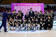 内蒙古女篮荣获WCBA总冠军 姚明亲自颁奖巴特尔紧搂李月汝