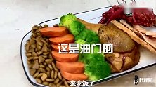主人给比熊犬吃大餐，给金毛吃狗粮，金毛一怒打翻饭碗，逗