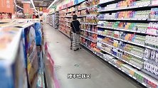小伙带老婆逛超市，因为一包牛肉干，让老婆颜面扫地