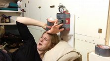 美女发明变态级闹钟，不起床就抽醒你，有了它再也不怕睡懒觉！