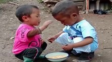 小哥俩吃面条，哥哥喂弟弟，自己却不舍得吃，懂事的都让人心疼