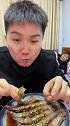 老妈睡觉我偷吃，半夜偷吃生呛夹馅大虾美食