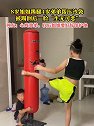 江苏宿迁：8岁姐姐练踢腿，4岁弟弟压沙袋
