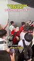 新加坡门将桑尼现身杭州奥体被数百名球迷“包围”