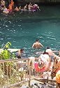 水上乐园：美女比基尼波浪裙戴棒球帽身材遮阳