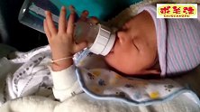 出生19天小宝宝，就会自己拿着奶瓶喝奶，姿势还挺标准，厉害了
