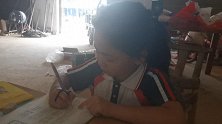农村小孩放学回家写作业，但握笔的姿势不对，小姑帮忙制作矫正器