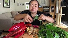 大婶吃凉拌鸡爪和水果辣椒，这样吃真够健康