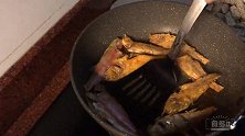 煎小红鱼，咸香入味，太下饭了！