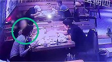 女子揪同伴头发放火锅里要求免单 店员看监控后气炸直接报警