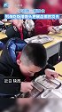 连一滴汤都不浪费！学校一男孩吃饭餐盘被馒头擦到发光
