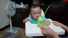 小宝宝第一次喝橘子汁的可爱表情，确认过眼神这就是心动的感觉