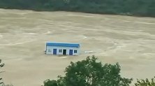 吓人！陕西安康遭遇洪水 汉江洪流中惊现“漂流”房屋