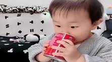 宝宝想喝饮料，没想到竟说了这话，太逗了！