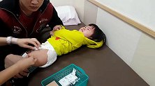 两岁的宝宝打针，紧紧抓着爸爸的手！