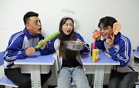 学渣花钱挥霍无度，学霸的这一举动，怎么会让学渣放下面子呢？