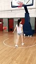 打篮球的小姐姐酷起来没男生什么事了，腿长跳起来就是这么帅气！