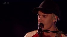 贾斯汀比伯不插电完美演唱冠军单曲，台下迷妹们疯狂了！