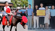 江西男生录取北大骑马戴红花返乡 村委会：为了激励学生努力考学