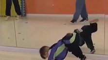 “小短腿”萌娃跳街舞范儿十足，这也太可爱了吧！我好想抱抱他呀