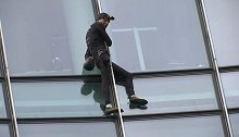 再遭逮捕！法国著名“蜘蛛人”在德国攀登153米大楼被拘