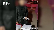 连说16次不戴，副院长过卡点拒戴口罩被停职，网友：干的漂亮