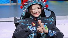 金子涵表演川剧变脸，引得大家惊呼连连，看身法没少下功夫