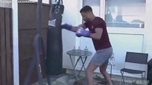我打我自己！小哥演示如何利用沙袋练拳 结果自己被打成熊猫眼