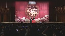 岳云鹏台上演唱五环之歌，观众纷纷拿出手机，场面十分壮观