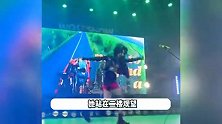 女明星社死现场！刘恋看赵梦演出腿卡进栏杆，众人合力拔了6分钟