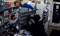 英国：伦敦一商店遭持枪抢劫，店主掀翻货架击退劫匪