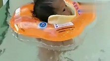 小宝宝第一次学游泳，接下来的眼神好犀利啊，看起来太可爱了！