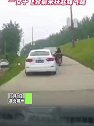湖北荆州：摩托侧翻煤气罐朝后车滚落，一女子飞奔前来扶起煤气罐
