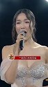 王祖蓝和李亚男晒出二女儿的正面照，祝大家圣诞快乐，胖乎乎的小姑娘也太可爱了，幸福的四口之家