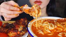 小姐姐吃烤鸡腿搭配香辣芝士乌冬面，看着就想吃啊