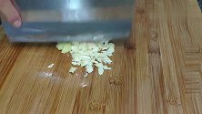 家常干煸豆角的做法，香酥可口，焦香四溢，上桌全家人都说好吃