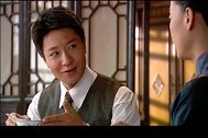 辜传铭的母亲给他做早饭然后看着他吃，眼中仿佛下定了什么决心