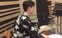 李现用手打架子鼓，现男友真是多才多艺，好帅呀