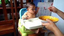 小宝宝吃辅食嫌妈妈喂得慢，急的直使劲，这娃太好喂养了