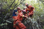 四川雅安：八旬老人被困深山，消防“生死接力”13小时救援