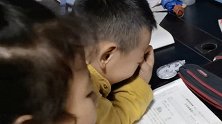 湖北襄阳：女同学帮忙检查作业，小男孩被训哭