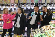 校园剧：老师给同学买网红糖，小楠选了很多糖果，老师都要崩溃了