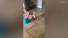 宝宝在弹弹床上跳着，结果不小心摔倒在地了，样子真逗！