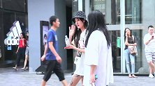 街拍：约上三两好友来逛逛街是时尚美女们最惬意的休闲方式