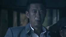 看到秦父被关在水牢，鲁师长放心继续回屋饮酒