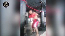 雷雷打沙袋，却打出了交谊舞般的魔鬼步伐